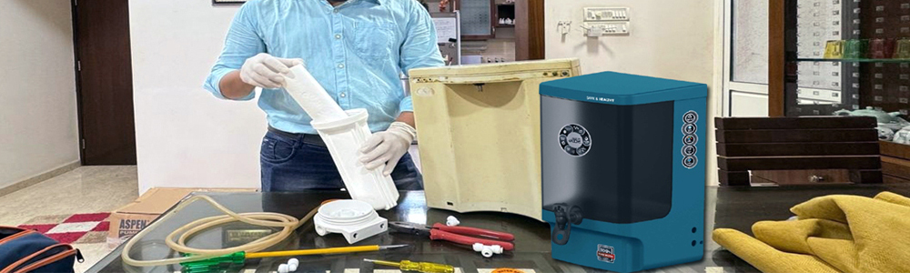 Technician providing water purifier repair and maintenance service in Mumbai
